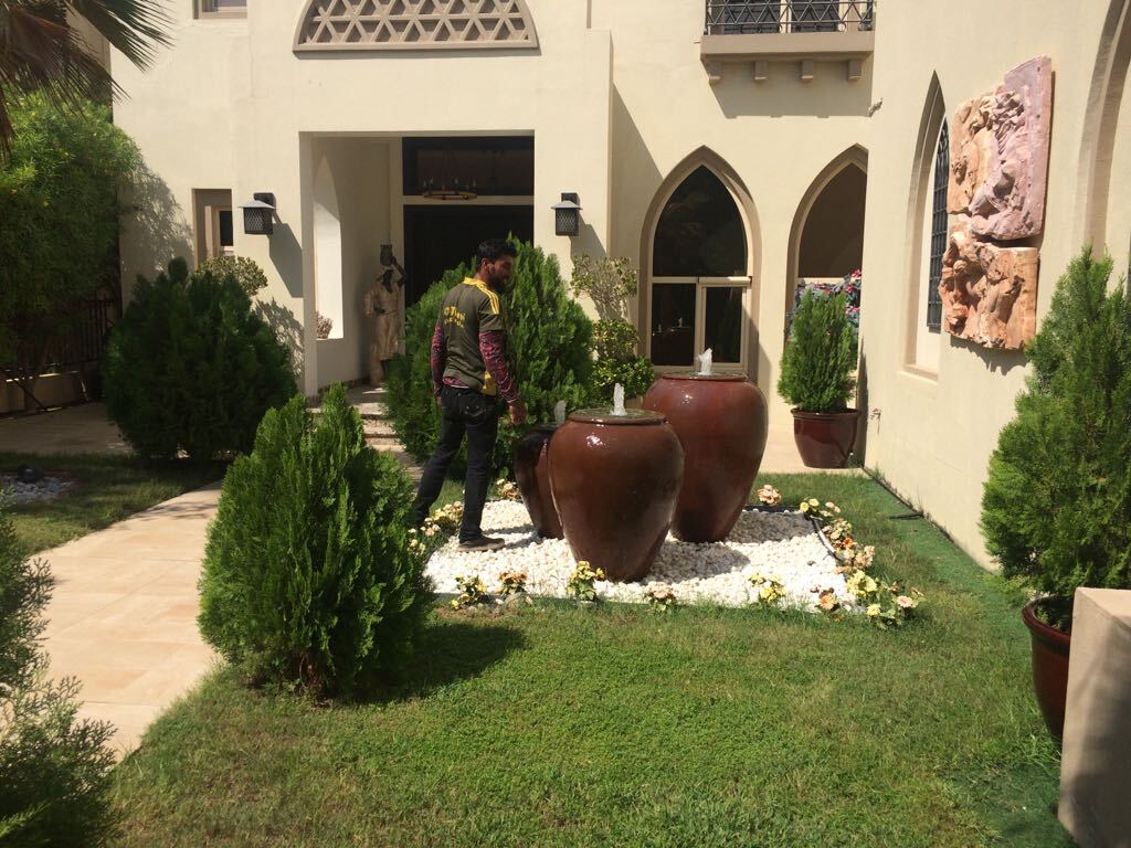 Villa garden with fountains and a Thani Landscaping team member